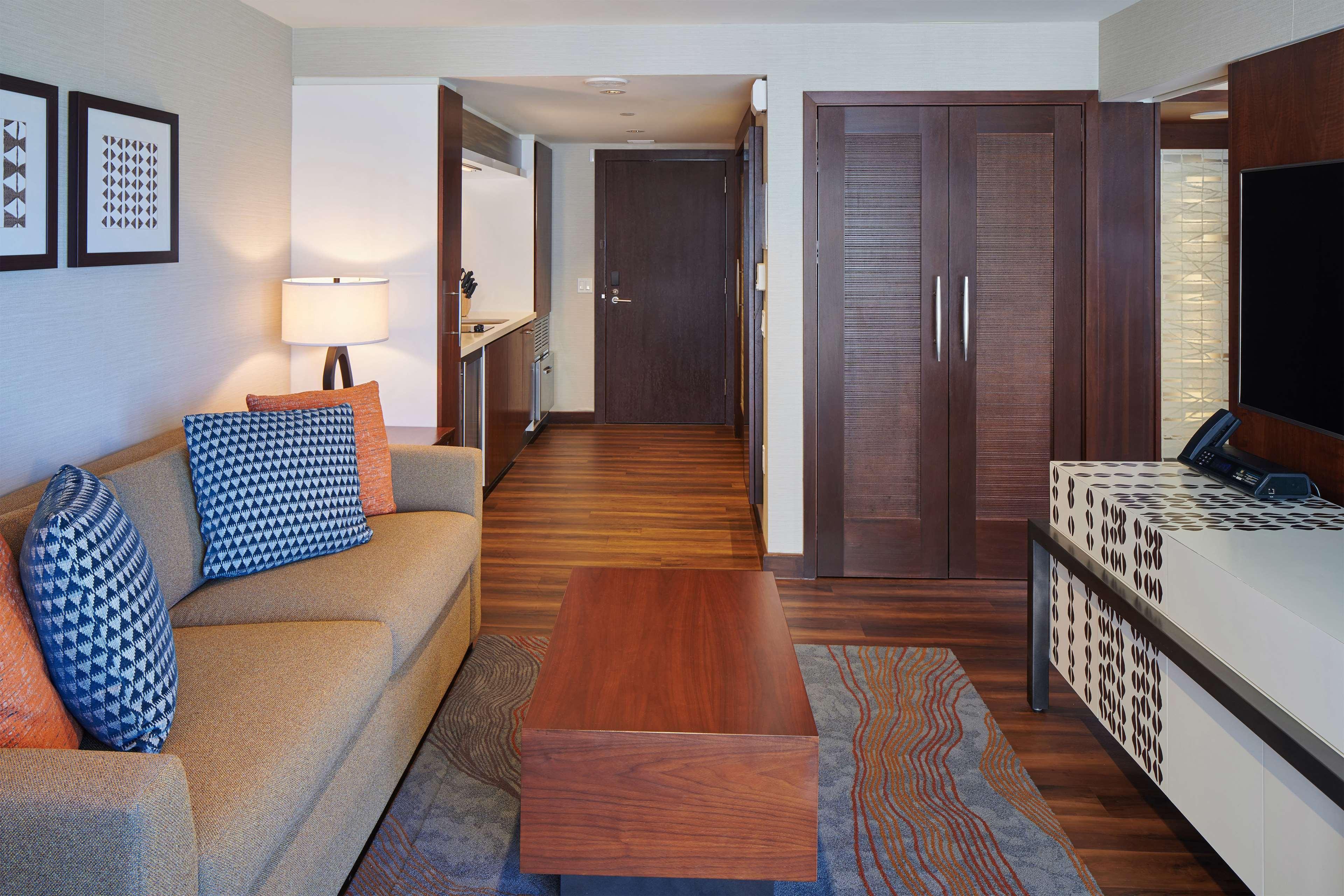 Hilton Grand Vacations Club Hokulani Waikiki Honolulu Hotel Exterior photo